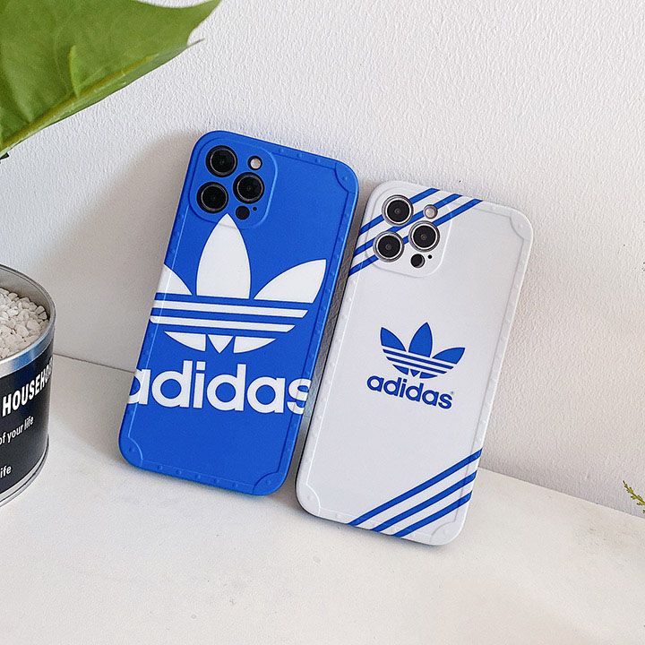  adidas iphone15 ケースクローバーロゴ